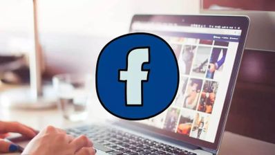 Mirando fotos en Facebook