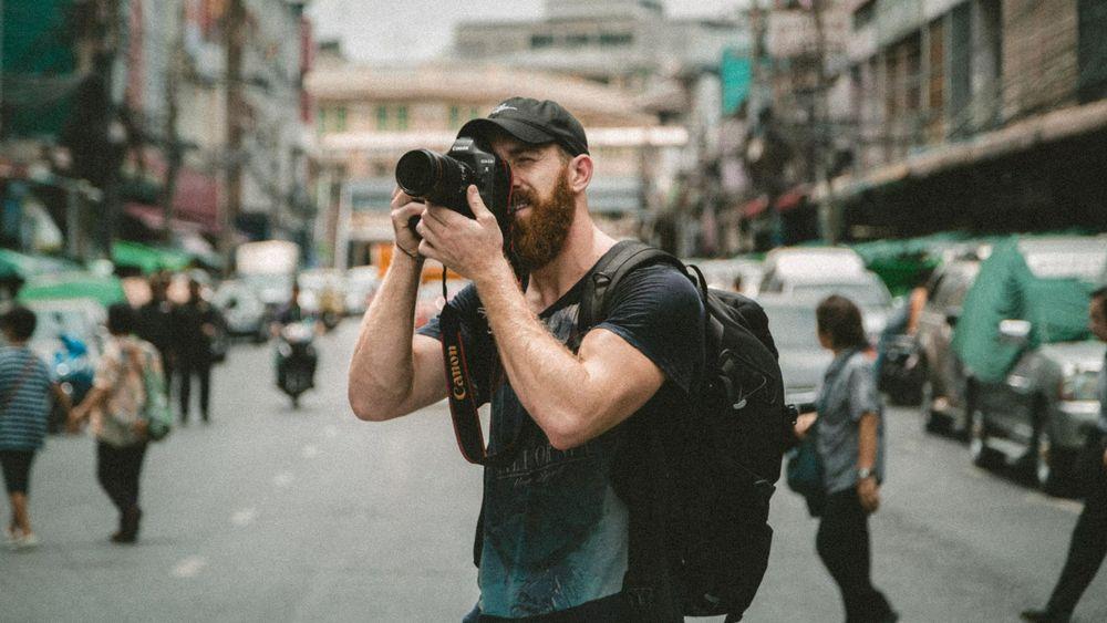 Fotógrafo hace una foto en la calle