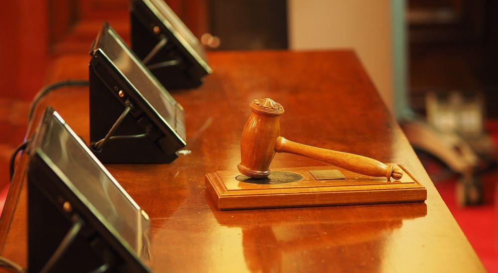 El mazo de un juez sobre una mesa en los juzgados