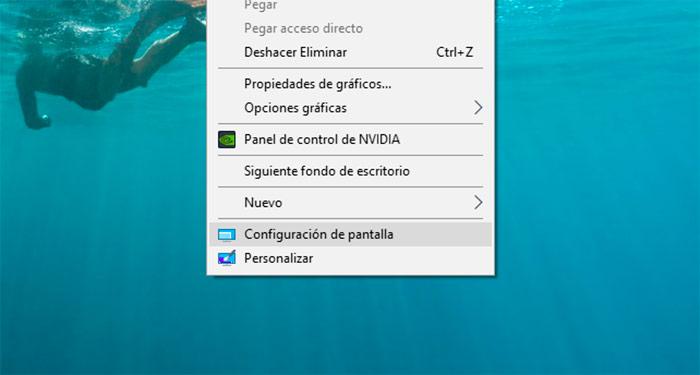 Pulsa en configuración de pantalla para elegir tarjeta gráfica en Windows 10