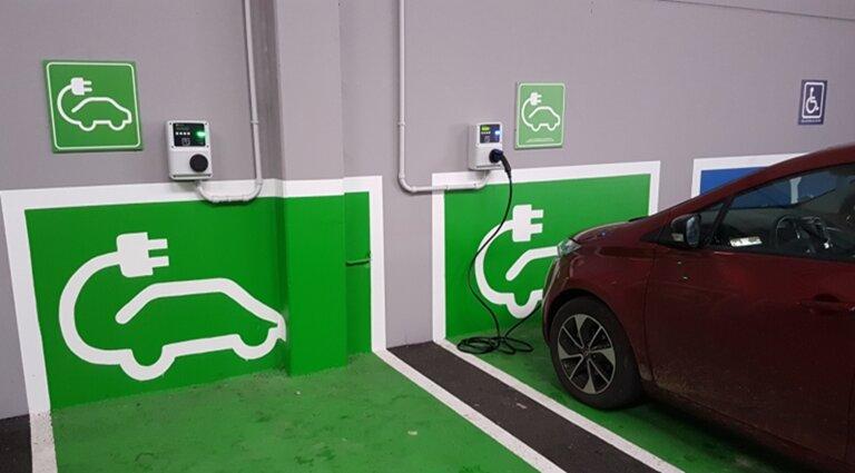 Zona verde coche eléctrico híbrido