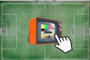 Seleccionando un partido de fútbol en una Smart TV con una app de streaming, con el campo de juego de fondo