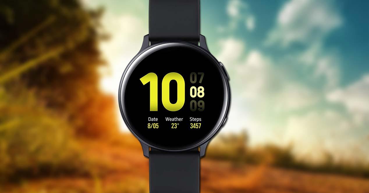 Samsung Galaxy Watch Active2 con fondo de campo