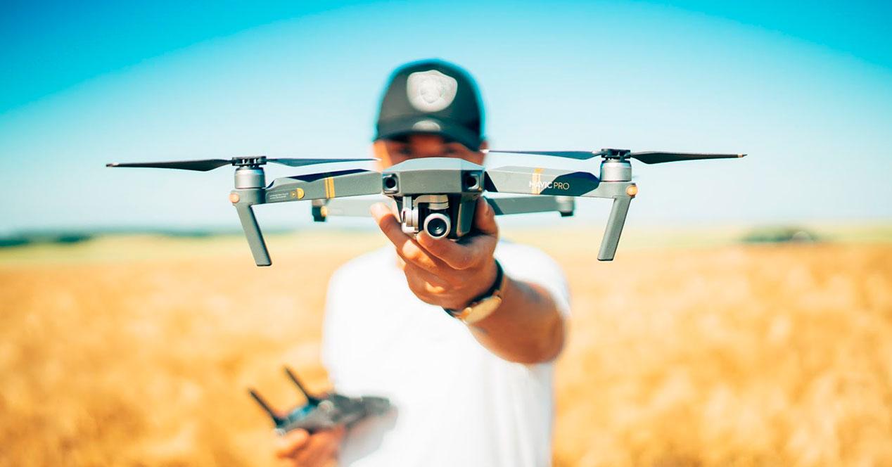 Un hombre sujeta uno de los mejores drones para grabar vídeo