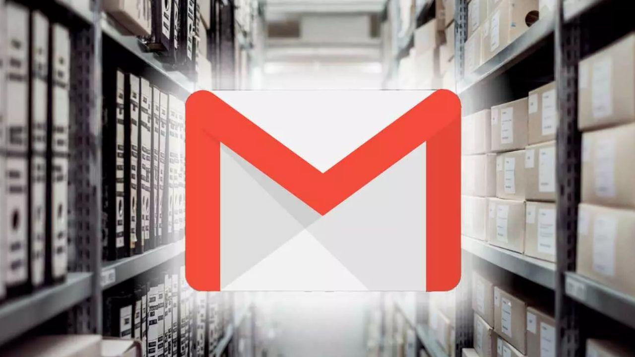 El icono de los correos electrónicos de Gmail sobre un fondo de almacén