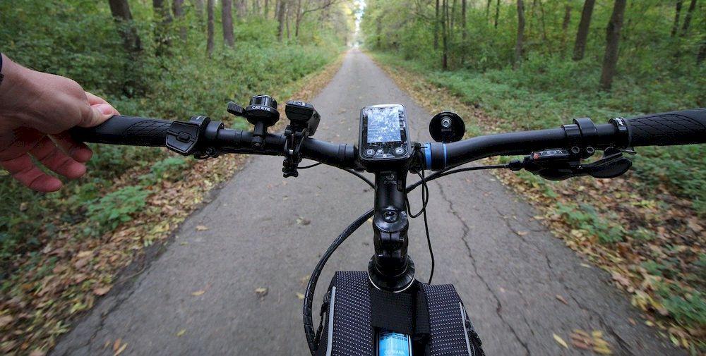 Montando en bicicleta eléctrica por un bosque