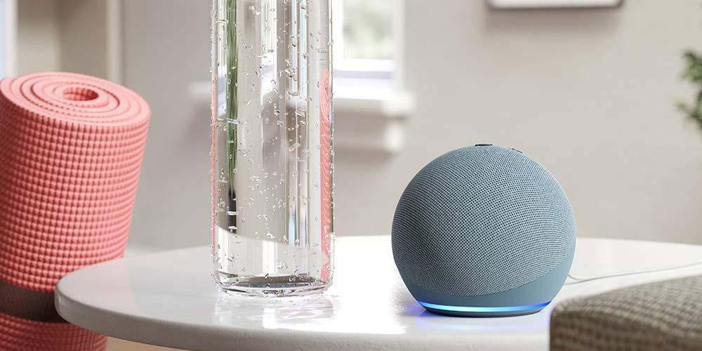 Amazon Echo Dot en una mesa