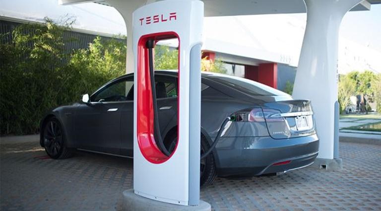 Tesla cargar coche eléctrico electrolinera