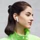 Chica con auriculares de Xiaomi