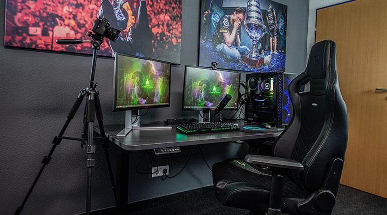 Un setup con una sillas gaming para PC