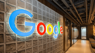 Oficinas de Google con el logo de la empresa en la pared