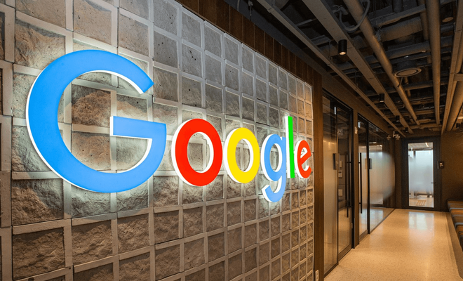 Oficinas de Google con el logo de la empresa en la pared