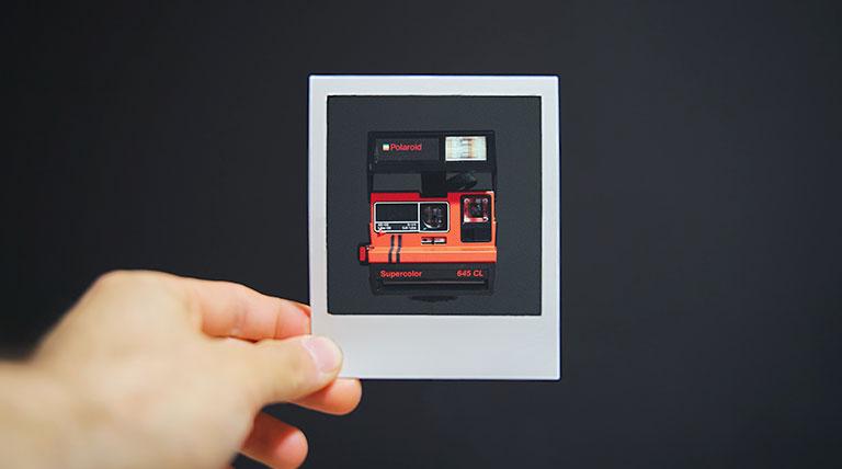 Un foto de una cámara con impresión instantánea