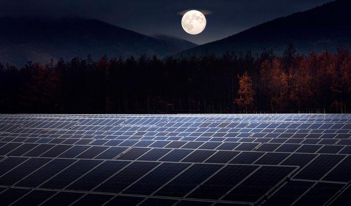 Cómo funcionan los paneles solares de día noche?