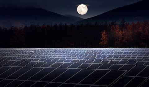 Crean un panel solar capaz de generar energía durante la noche