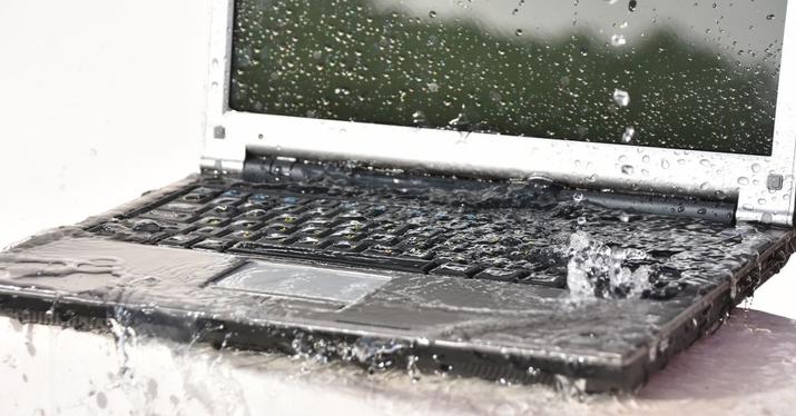 ordenador mojado