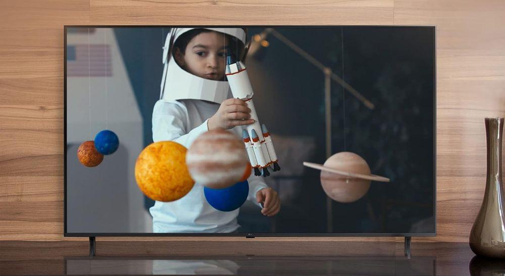 Niño del espacio en una Smart TV de LG