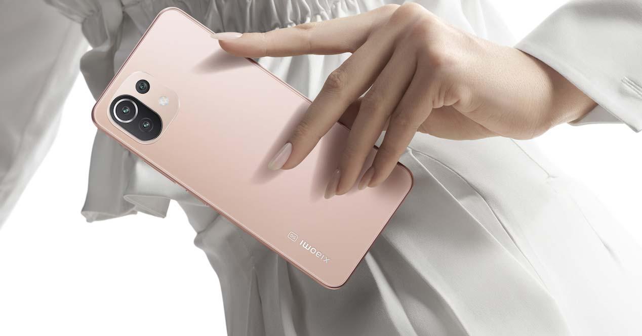 Chica con un Xiaomi Mi 11 Lite 5G de color rosa