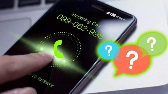 Ilustración de una persona usando un smartphone para buscar información sobre un número de teléfono desconocido