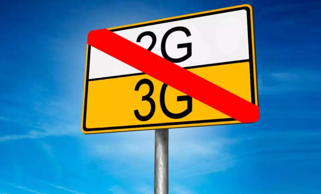 Antenas de telecomunicaciones en una torre, simbolizando la transición de las redes 2G y 3G a tecnologías más modernas como 4G y 5G en España