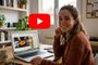 mujer viendo vídeo receta en YouTube desde el ordenador