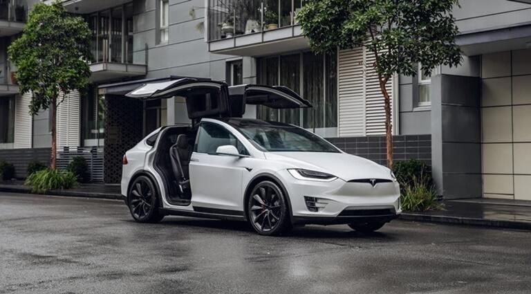 Tesla Model X Audi e-Tron tecnología