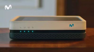 Un decodificador de Movistar con las luces en color azul