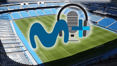 Estadio de fútbol con icono de micrófono y el logo de Movistar Plus+