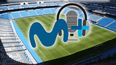 Estadio de fútbol con icono de micrófono y el logo de Movistar Plus+