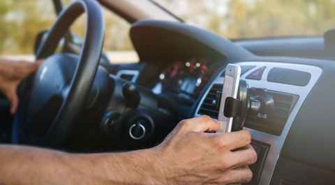 Evita multas por llevar mal el móvil en el coche con este soporte