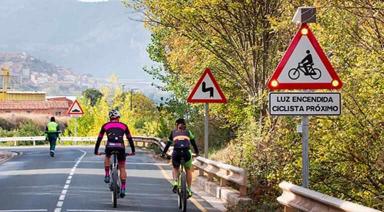 DGT road cyclists smart signs