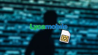 La sombra de un usuario y una tarjeta SIM de Lycamobile