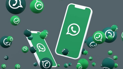 Logo de app de WhatsApp sobre un conjunto de smartphones