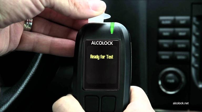 Dispositivo alcoholímetro antiarranque coche