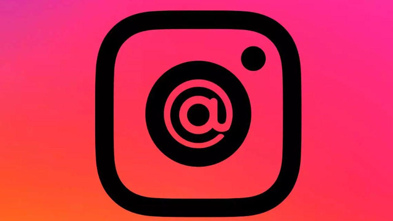 Logo de Instagram con perfil negro sobre un fondo de color rojo