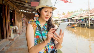 Una turista usa el roaming