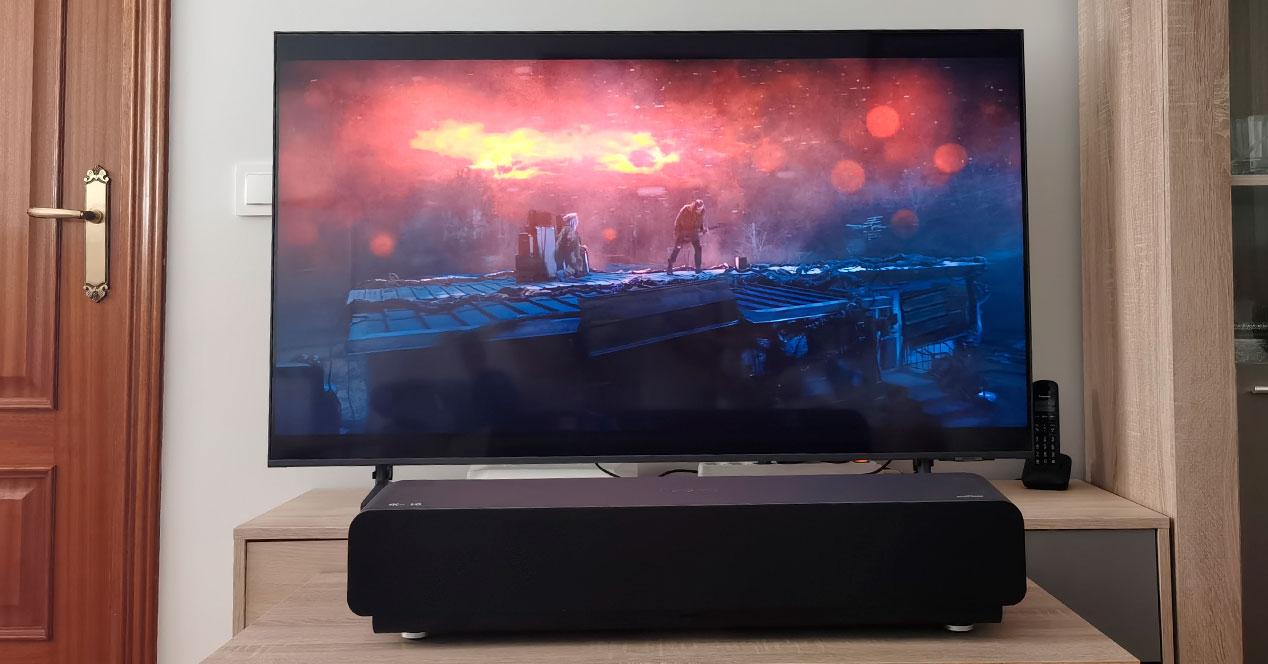 Cambié mi TV por este enorme proyector: por fin consigo una pantalla de  100'' en casa
