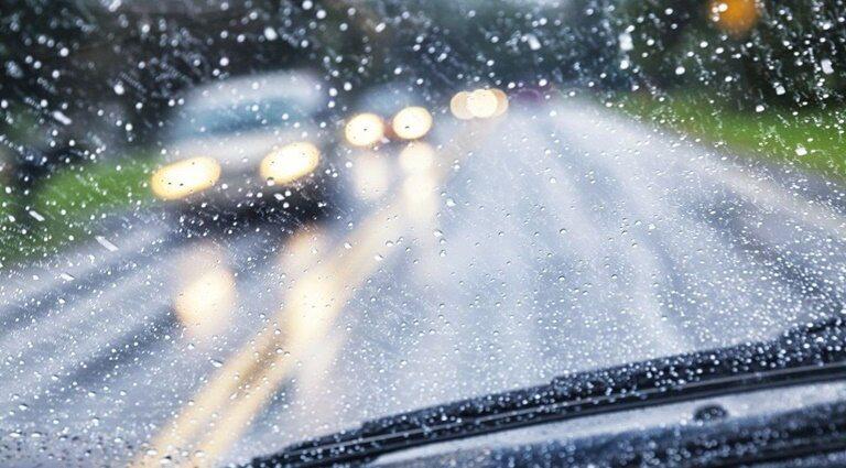 Coche lluvia multas carretera
