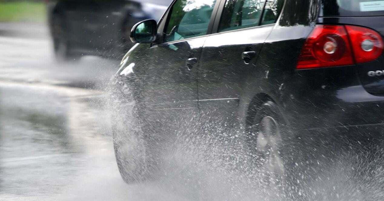 coche con lluvia
