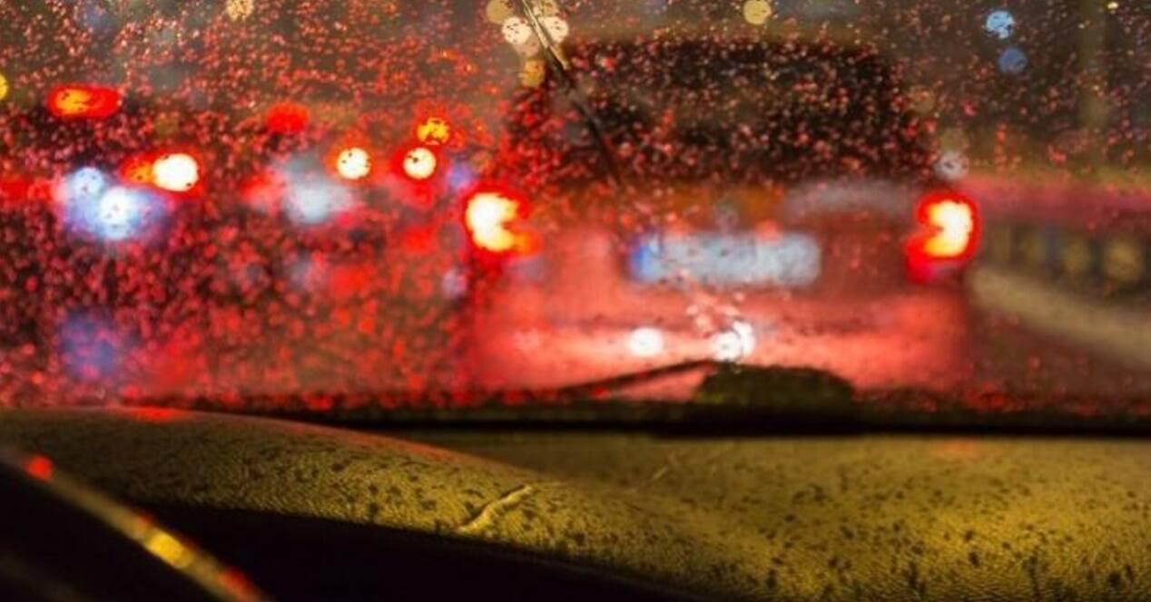 Qué luces encender llueve coche