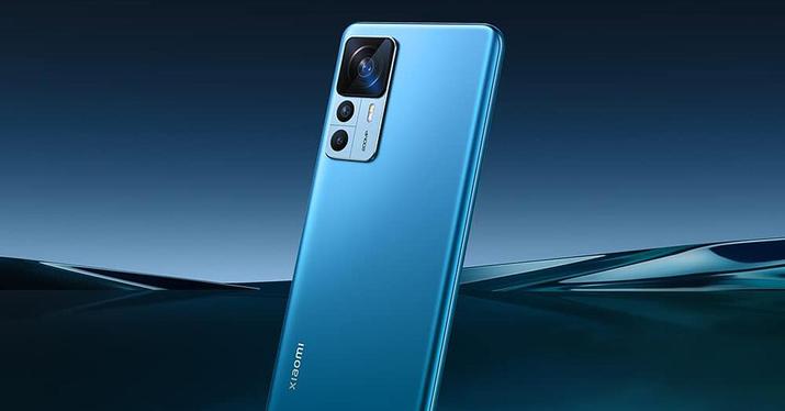 Xiaomi 12T Pro de color azul con fondo