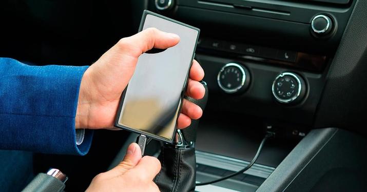 Reasons to stop charging mobile phone in car