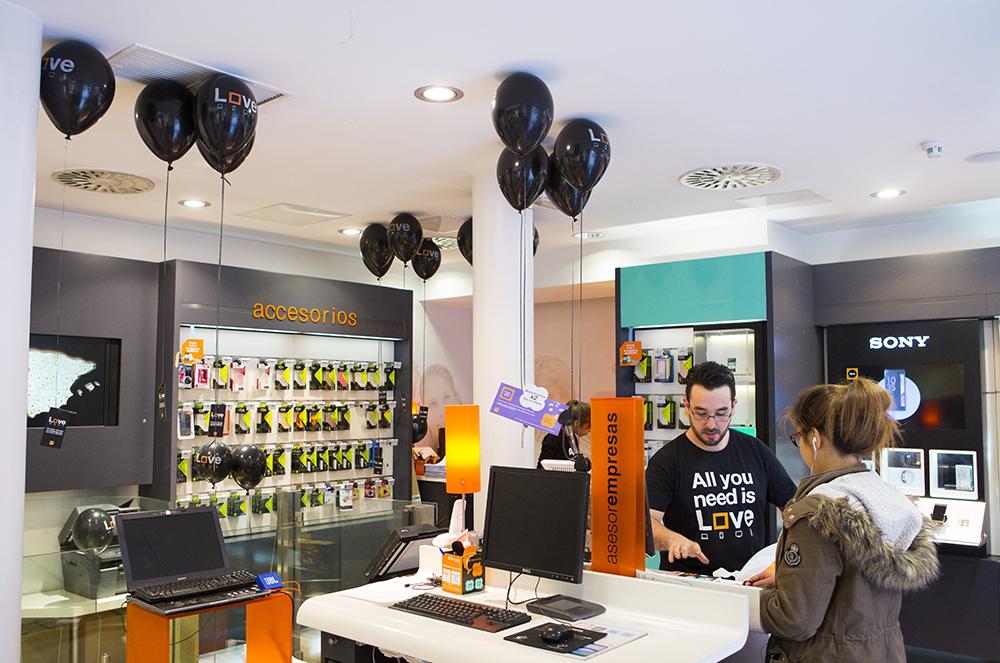 Orange store with balloons and dependent