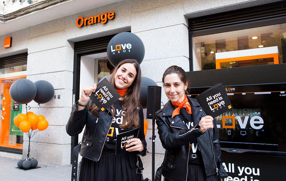 Fotos tienda Orange con dos chicas promoción de tarifas Love