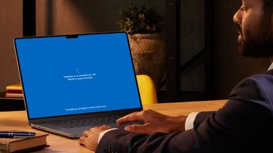 hombre actualizando Windows 11 en PC