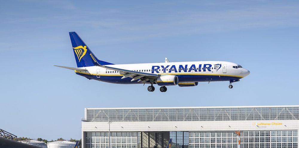 Un avión de la aerolínea Ryanair aterrizando en el aeropuerto
