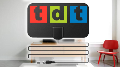 Una antena interior en un salón con el logotipo de la TDT