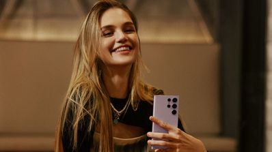 Mujer joven utilizando el smartphone Samsung Galaxy S23 Ultra
