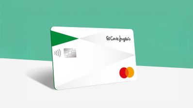 Primer plano de la nueva tarjeta El Corte Inglés MasterCard mostrando el chip y el logo de Mastercard