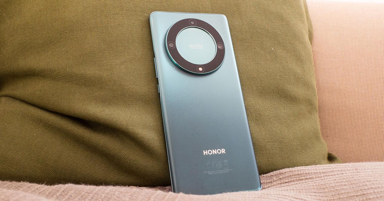Honor Magic5 Lite, visión de su cámara, modelo verde sobre un cojín